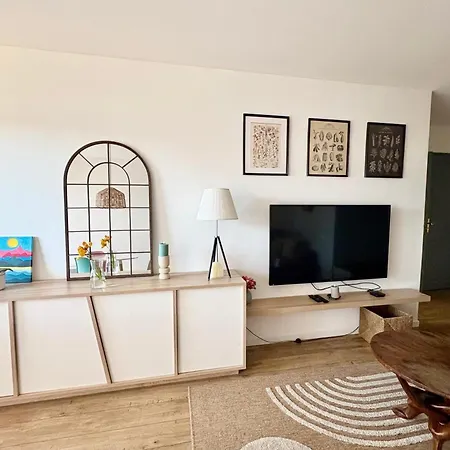 Le Belair Bright With Balcony & Parking *