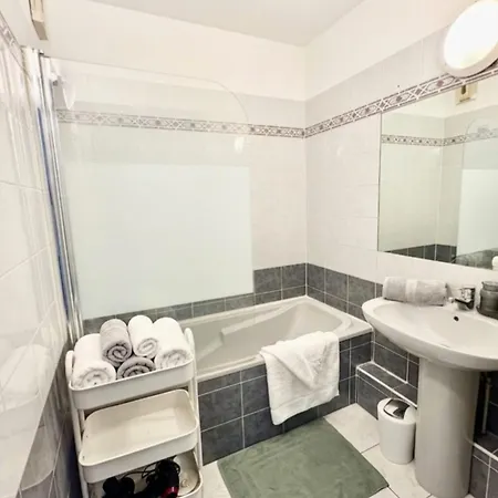 Le Belair Bright With Balcony & Parking דירה *